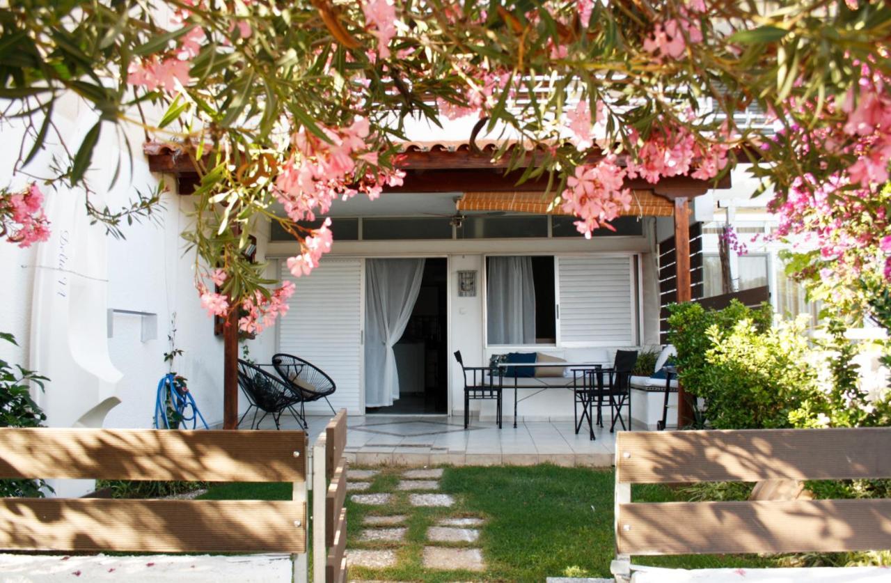 لوتراكي Beachfront Garden Apartment- Atlas Complex المظهر الخارجي الصورة